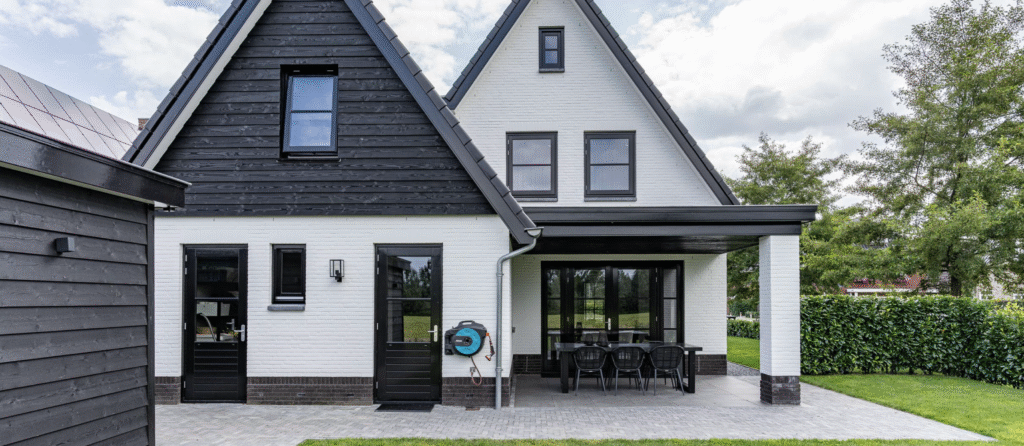 Dakrenovatie 260m², houten gevel en raamvervanging in Brugge – van warmteverlies naar energiezuinig en modern