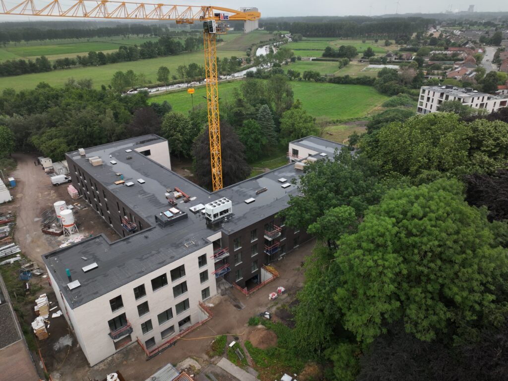 Megaproject Wachtebeke – 3630 m² Gevelisolatie met Steenstrips en 294 Nieuwe Ramen voor Maximale Energie-efficiëntie