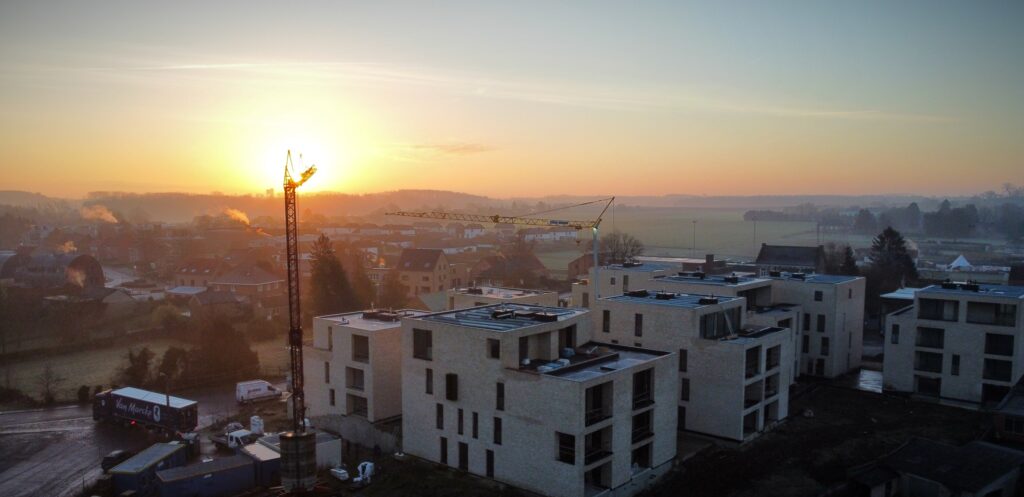 Renovatie Tielt-Winge Appartementsgebouw – 2350 m² Steenstrips Gevel met PIR Isolatie en Aluminium Ramen voor Maximale Energie-efficiëntie