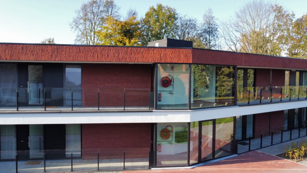Hasselt Gevelrenovatie – 540 m² Unieke Combinatie van Steenstrips en Wit Crepi