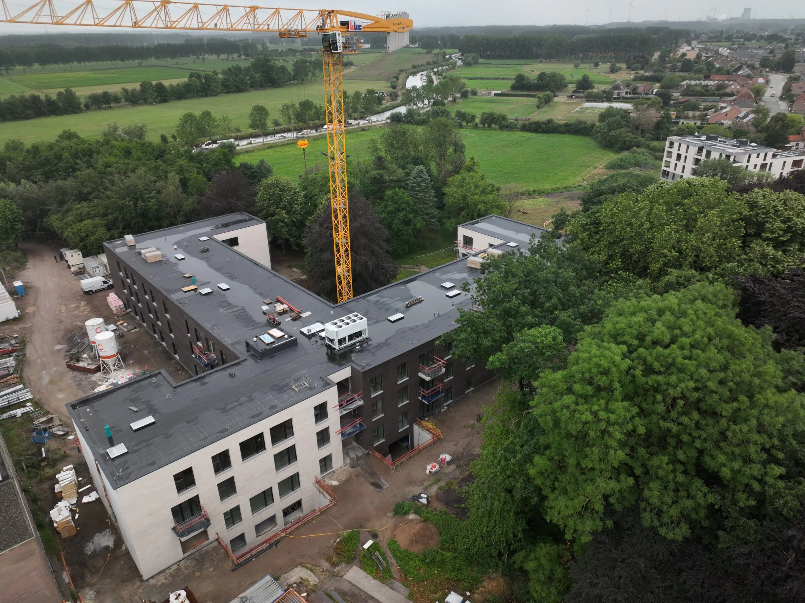 Megaproject Wachtebeke – 3630 m² Gevelisolatie met Steenstrips en 294 Nieuwe Ramen voor Maximale Energie-efficiëntie