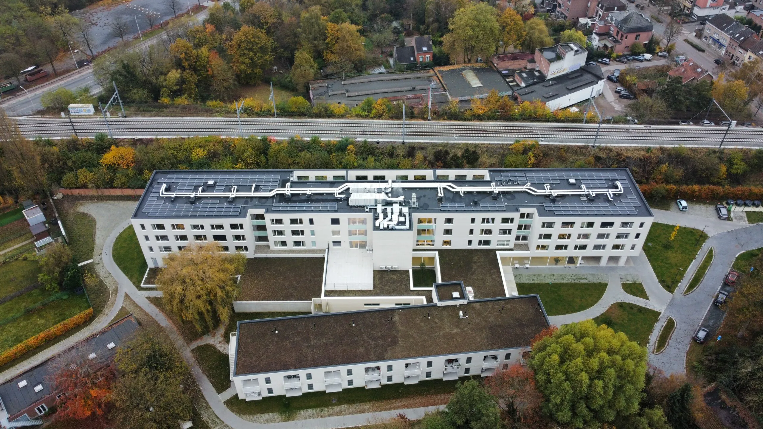 Mechelen Grootschalig Project – 2430 m² Gevelisolatie met Steenstrips en 214 Nieuwe Ramen voor Maximale Energie-efficiëntie