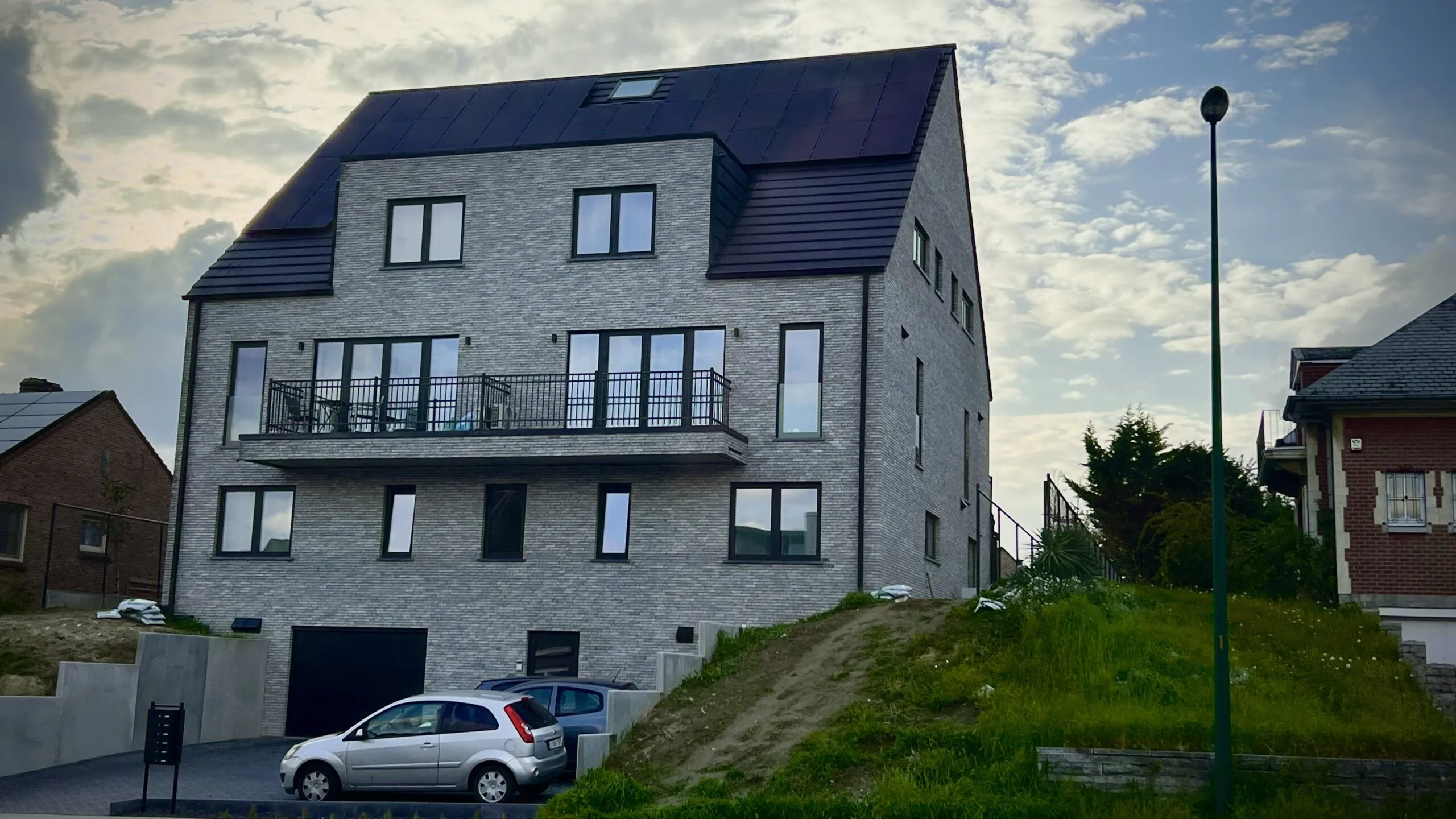 Renovatie Machelen – Hellende dak met VELUX, steenstrips gevel en aluminium ramen voor maximaal comfort en energie-efficiëntie