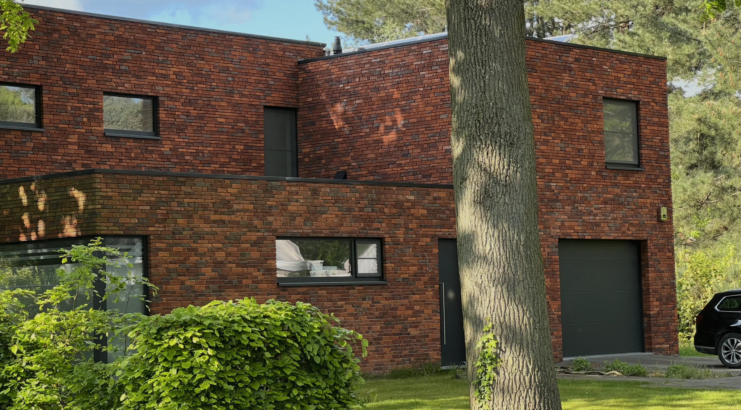 Renovatie Lier – Steenstrips gevel, plat dak, ramen en PIR-isolatie voor een energie-efficiënt en comfortabel huis